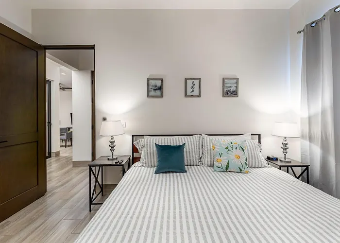 Deluxe Ground Floor 3 Bedroom Sleeps 8 With Amenities Holiday home *