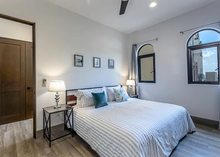 Deluxe Ground Floor 3 Bedroom Sleeps 8 With Amenities *