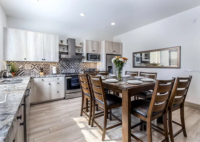 Deluxe Ground Floor 3 Bedroom Sleeps 8 With Amenities Holiday home